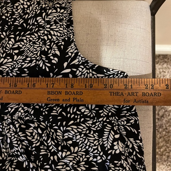 Cafe Marrekesh Black & White Sleeveless Printed Top, size Medium - Picture 5 of 5